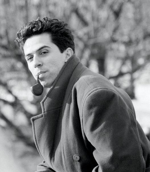 Photo en noir et blanc de François W. Beydoun, portant un manteau croisé et une pipe, dans les années 90.
