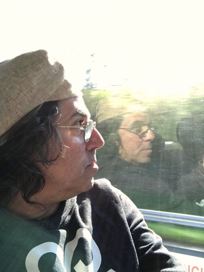 Portrait de François W. Beydoun, éco-designer et fondateur de CHANYA, pensif à la fenêtre d'un train.